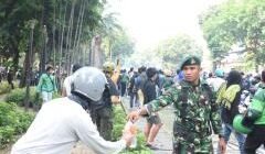 Prajurit TNI Bersama Masyarakat Gotong Royong Bersihkan Sisa Aksi Massa dan Evakuasi Kendaraan Terbakar