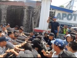 Ratusan Pedagang Pasar Wanguk Gelar Aksi Masa Tolak Revitalisasi Pasar