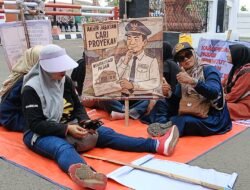 Kecewa Tidak Ditemui Bupati, Para Pedagang Pasar Wanguk Gelar Aksi Duduk Ditengah Jalan