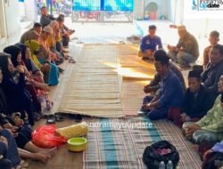 Keluarga Almarhum Putri, Gelar Do’a Bersama  Dan Tabur Bunga Di Depan Kamar Kos