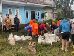Tim SAR Sat Brimob Polda Jabar Bantu Warga Cikole Lembang Pasca Banjir Bandang