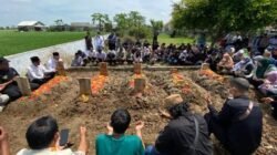 Haru, Prosesi Pemakaman Keluarga H. Sahroni Diiringi Isak Tangis