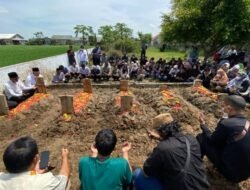 Haru, Prosesi Pemakaman Keluarga H. Sahroni Diiringi Isak Tangis