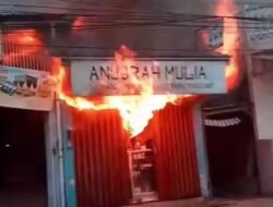 Satu Toko Hangus Terbakar Di Kecamatan Haurgeulis