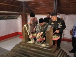 Sambut Hari Jadi ke-498 Kabupaten Indramayu, Kapolres dan Forkopimda Tabur Bunga di Makam Arya Wiralodra