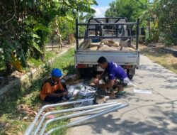 Satgas TMMD Dan Masyarakat Rakit Penerangan Jalan Umum 