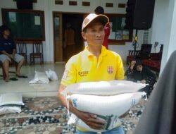 830 KPM Desa Kertajaya Sumringah Terima Bantuan Beras Dan Minyak Goreng