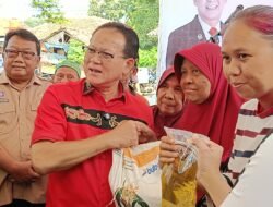 Komisi IV DPR-RI Bersama Bapanas Dan Bulog Salurkan Bantuan Pangan Di Desa Haurkolot