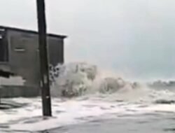 Eretan Wetan Darurat Banjir Rob, Warga Berjuang Untuk Bertahan