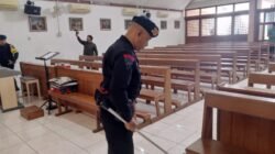 Pastikan Ibadah Natal Aman, Unit Jibom Gegana Brimob Sterilisasi Gereja di Indramayu