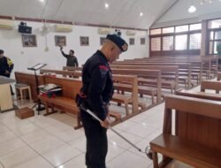 Pastikan Ibadah Natal Aman, Unit Jibom Gegana Brimob Sterilisasi Gereja di Indramayu
