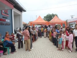 Warga Serbu Bazar Murah Dan UMKM Di Halaman Gerai KDKMP Desa Longok