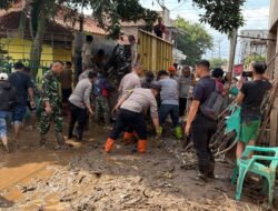 Tanggul Jebol Tengah Malam, Ratusan Warga Majalaya Diterjang Banjir – Polisi Sigap Evakuasi dan Bantu Pemulihan