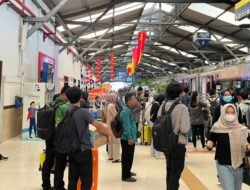 Libur Imlek Makin Ramai, Ribuan Penumpang Serbu Kereta Api dari Surabaya