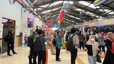 Libur Imlek Makin Ramai, Ribuan Penumpang Serbu Kereta Api dari Surabaya