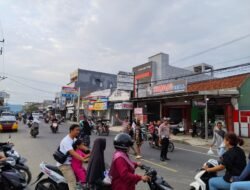 Polsek Banjarsari Polres Ciamis Patroli Dialogis Beri Keamanan Warga Saat Ngabuburit