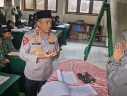 Kapolda Jabar Umrahkan Guru Ponpes Cipasung dan Suaminya