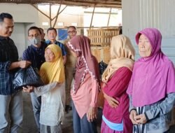 Ramadhan Berkah, PT AMR Salurkan Sembako Buat Warga Sekitar 