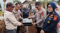 Sentuhan Kasih Ditengah Duka, Polda Jabar Serahkan Batu Nisan bagi Korban Longsor Cisarua