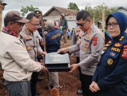 Sentuhan Kasih Ditengah Duka, Polda Jabar Serahkan Batu Nisan bagi Korban Longsor Cisarua