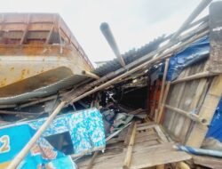 Tongkang Terbawa Ombak Hantam Makam Keramat dan Rumah Warga di Pesisir Demak