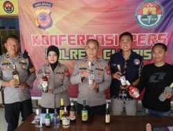 Gudang Miras Ilegal di Cikoneng Digerebek, Ribuan Botol Disita dan Tiga Orang Diamankan